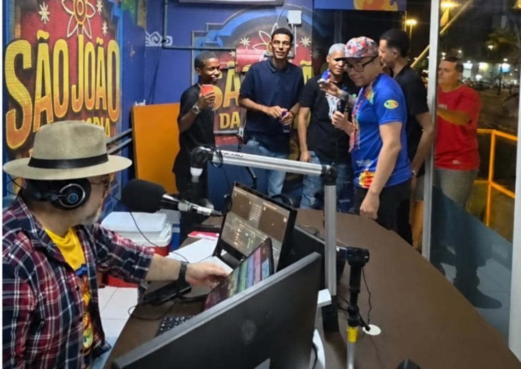 Equipe da 103 FM Aracaju nos novos estúdios da emissora